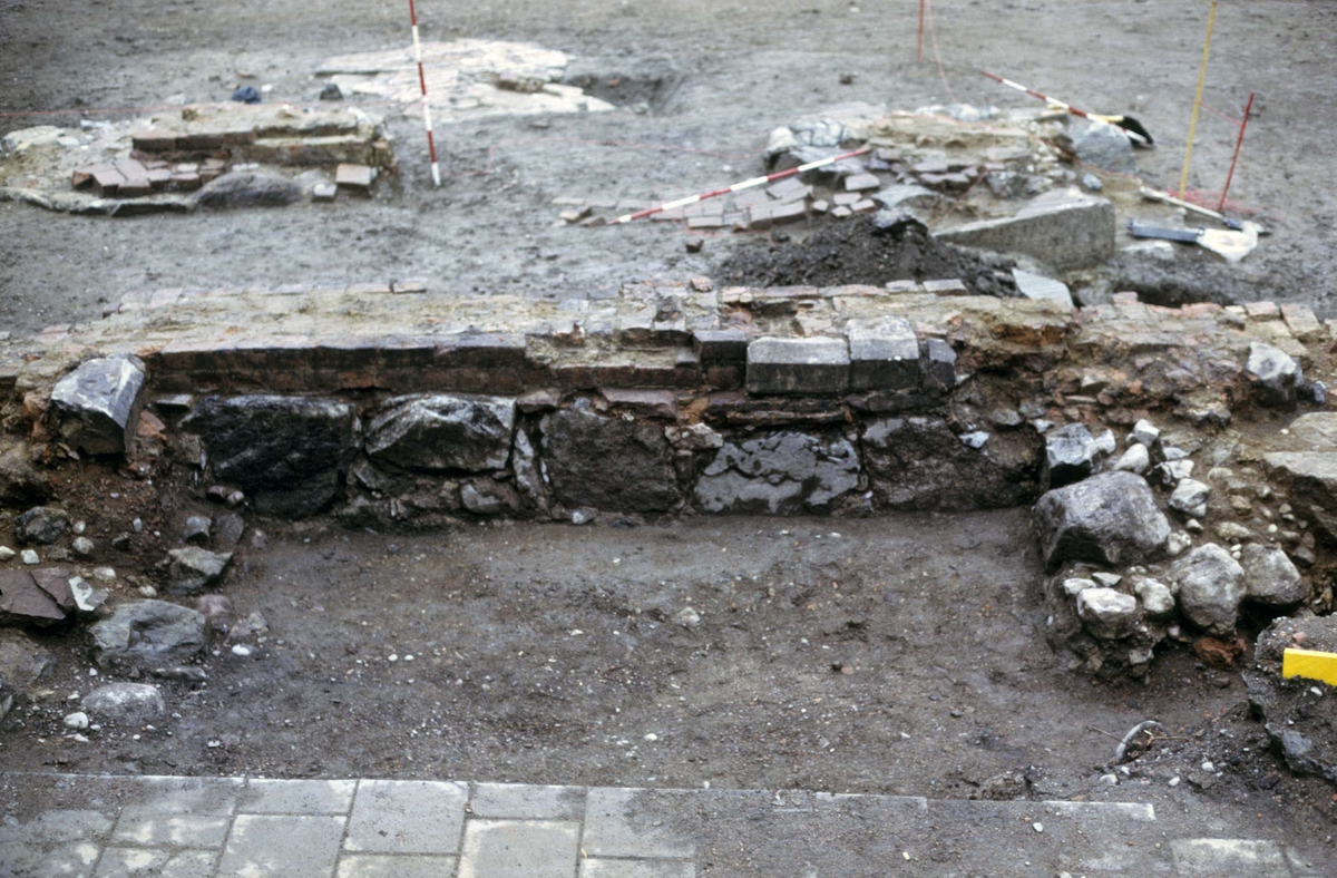 Arkeologisk undersökning av Franciskanklostret, kvarteret Torget, Uppsala 1971 - 1972. Långhuset, norra väggen, travé 4, från norr