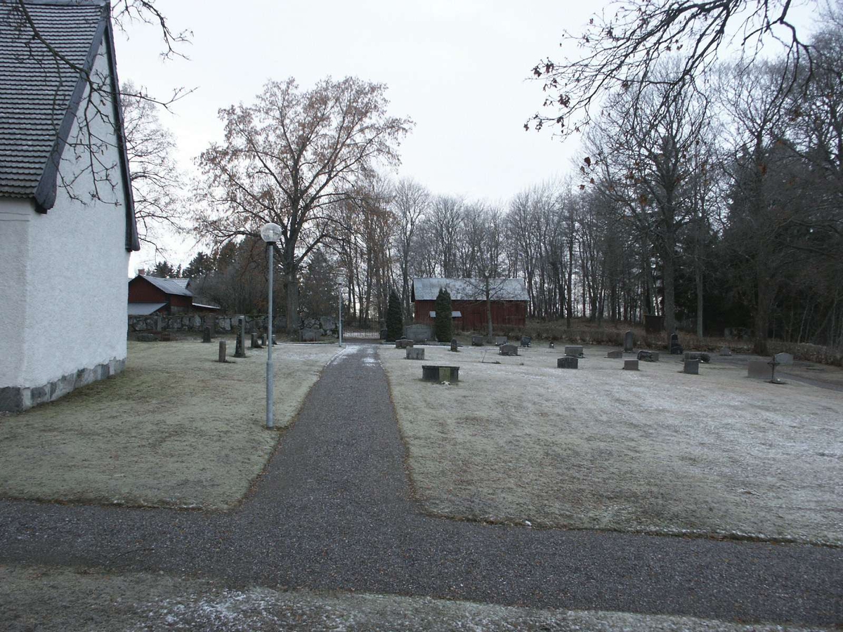Kyrkogården vid Kulla kyrka, Kulla socken, Uppland december 2002