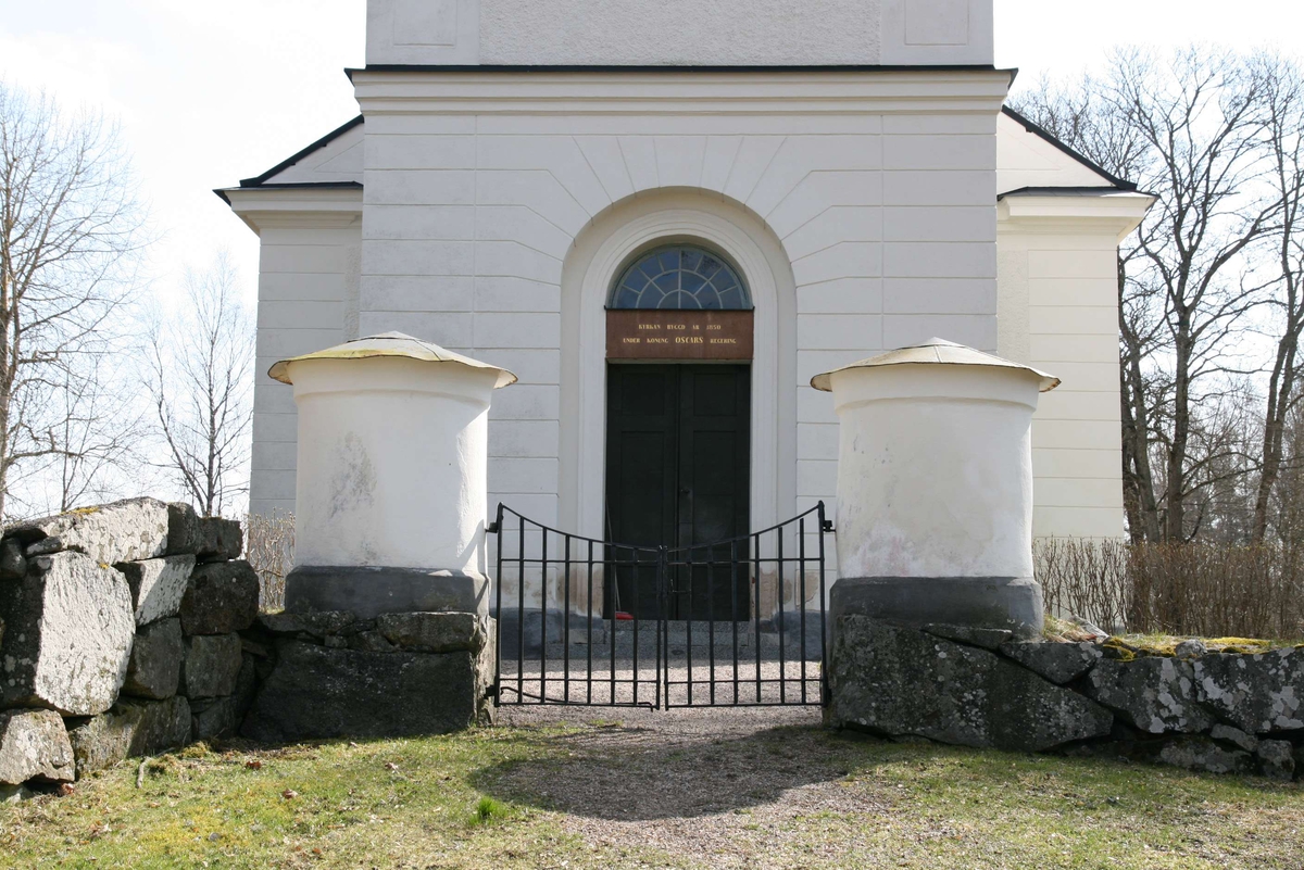 Järngrind med putsade grindstolpar, Altuna kyrka, Uppland 2008  