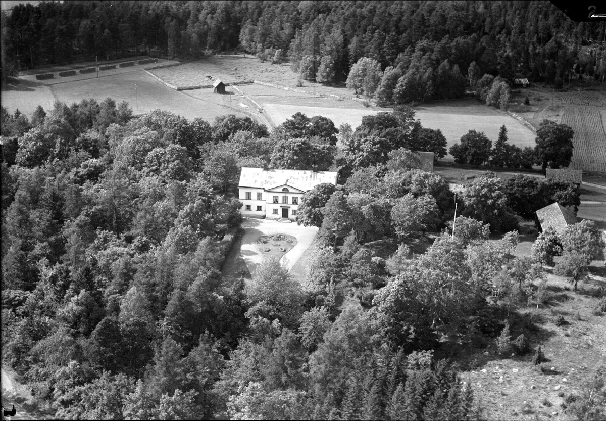 Flygfoto över Hovgårdsbergs gård, Vendels socken, Uppland 1936
