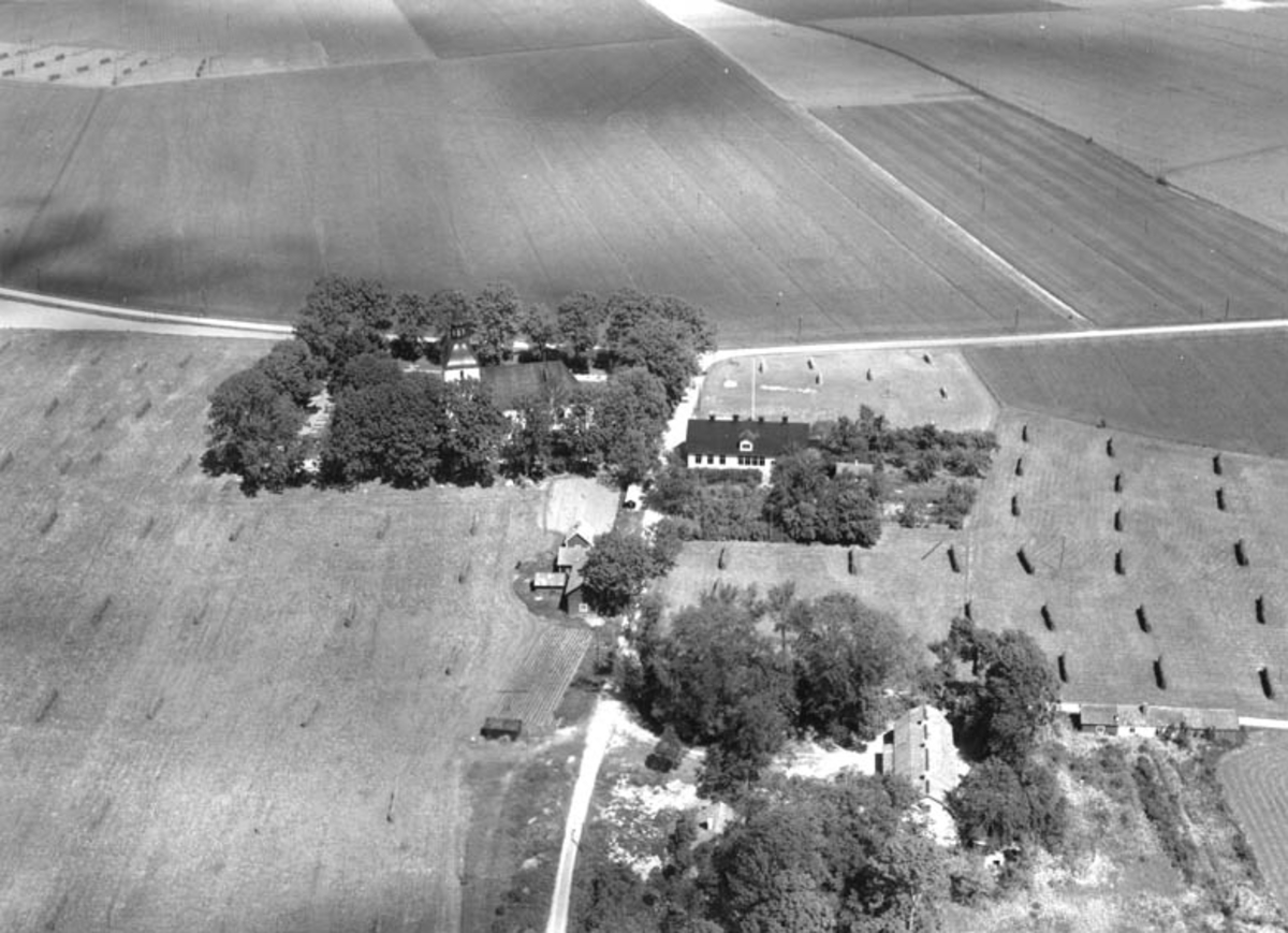 Flygfoto över kyrka och prästgård i Biskopskulla, Uppland 1952