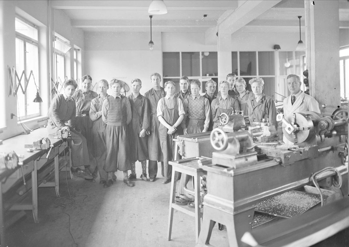 Grupporträtt - lärare och elever vid Tekniska skolan, kvarteret Bredablick, Uppsala september 1942