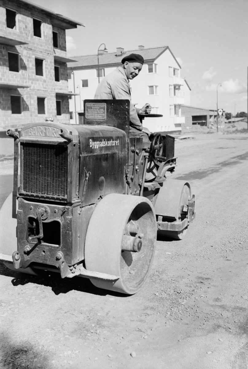 "Sommarrush för gatukontoret" - E Lindberg kör gångbanevälten på Årstagatan, Sala backe, Uppsala juni 1952