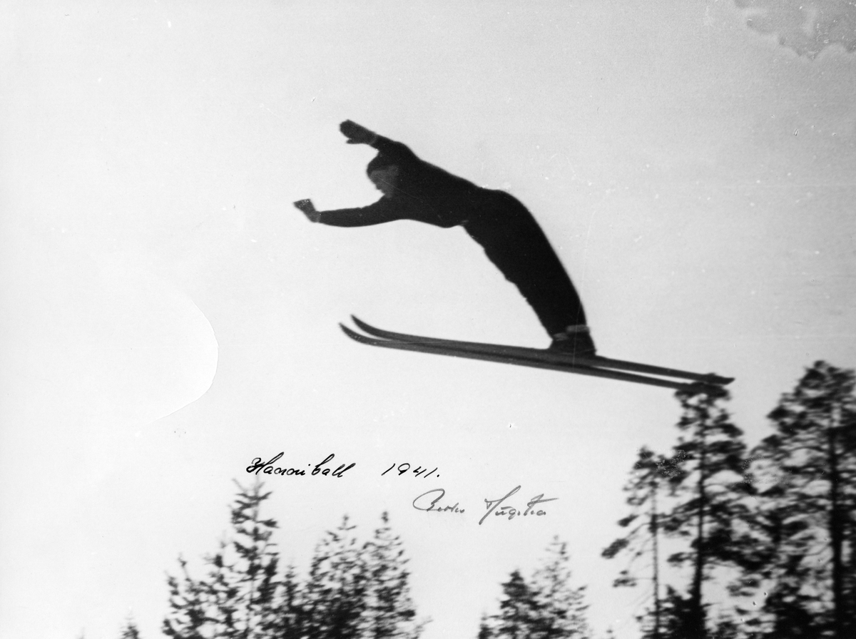 Petter Hugsted hopper i Hannibalbakken 1941. Petter Hugsted in the air at the Hannibalbakken jumping hill in 1941.