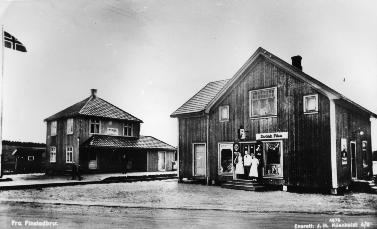 Finstadbru stasjon og Brødr. Borstads landhandel.