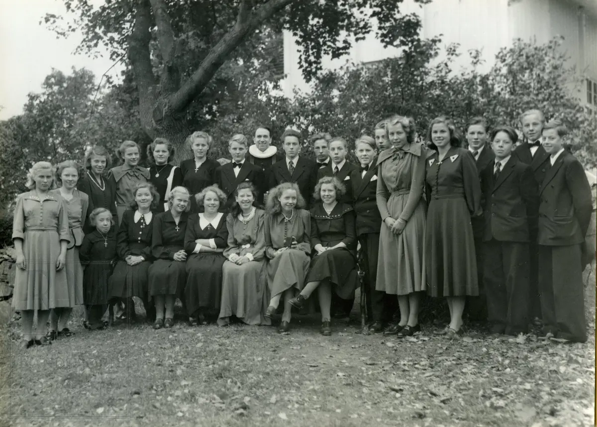 Konfirmasjon Nes kirke 1949, konfirmanter og prest
