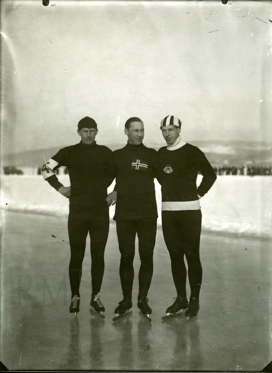 Hadelandstrioen, skøyteløperne Hans Engnestangen, Ivar Ballangrud og Michael Staksrud