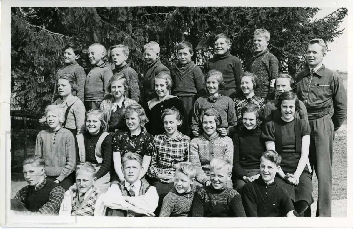 Klassebilde fra Leikvoll skole 1937/38 4. - 6. og 7. klasse med lærer Ingvald Kvalheim