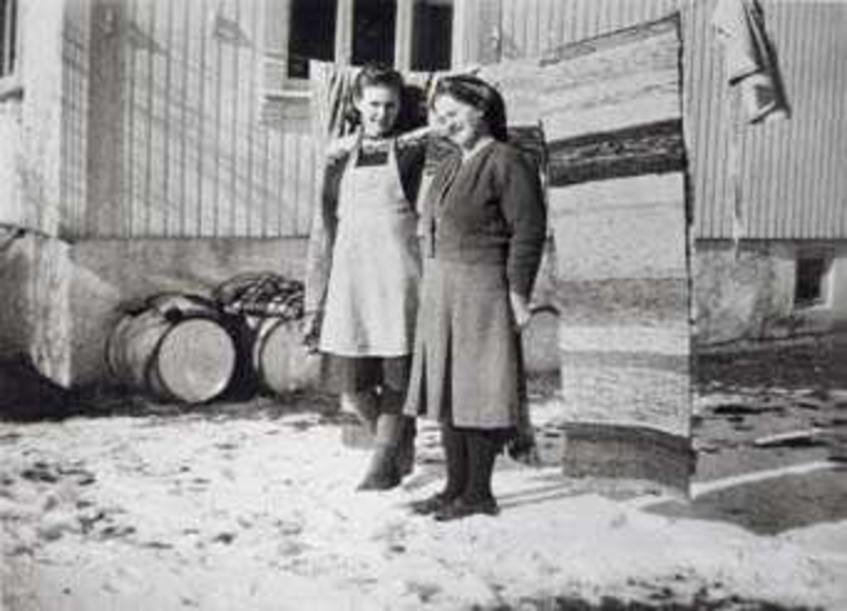 To kvinner har hengt opp tepper i solen: Ingrid Hansen (Lundgren) og Ingeborg Hansen. Under krigen