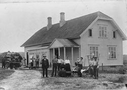 Bolighuset på Svanholm. f.v. Emanuel Simonsen, Einar Simonse