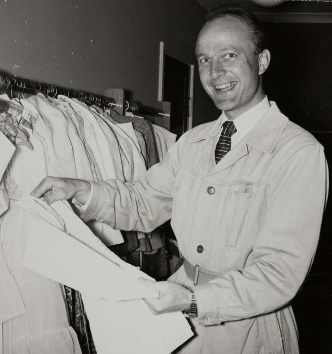 Alf Hjetland viser frem noen av klærne fra manufaktur-engrosavdelingen.