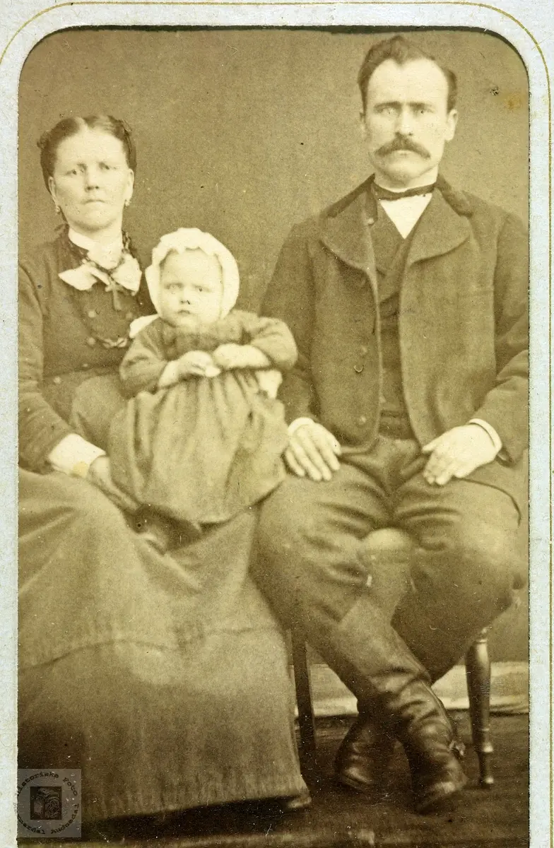 Familieportrett av familien Refsnes. Grindheim.