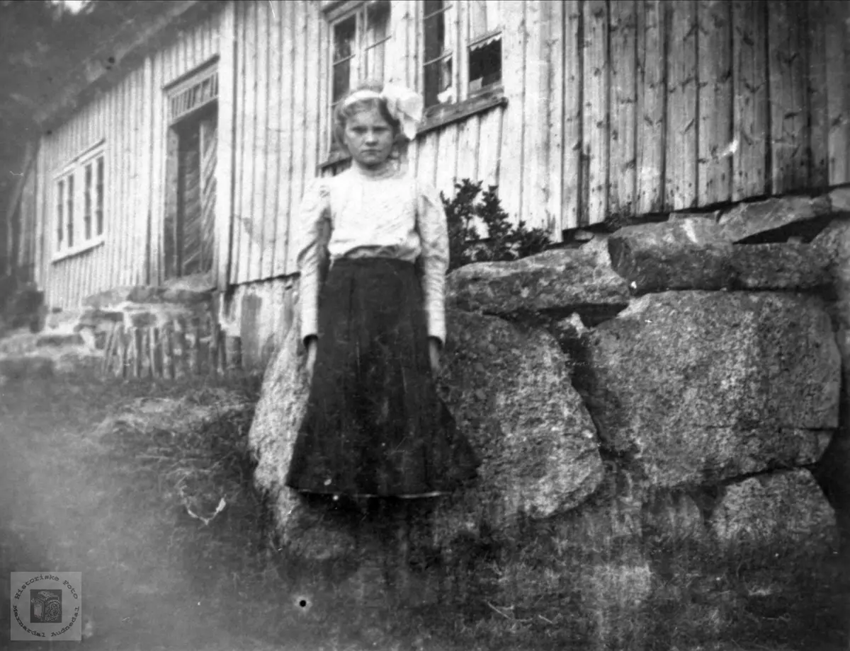 Tenåringen Gurine Abelseth framfor barndomsheimen, Bjelland.