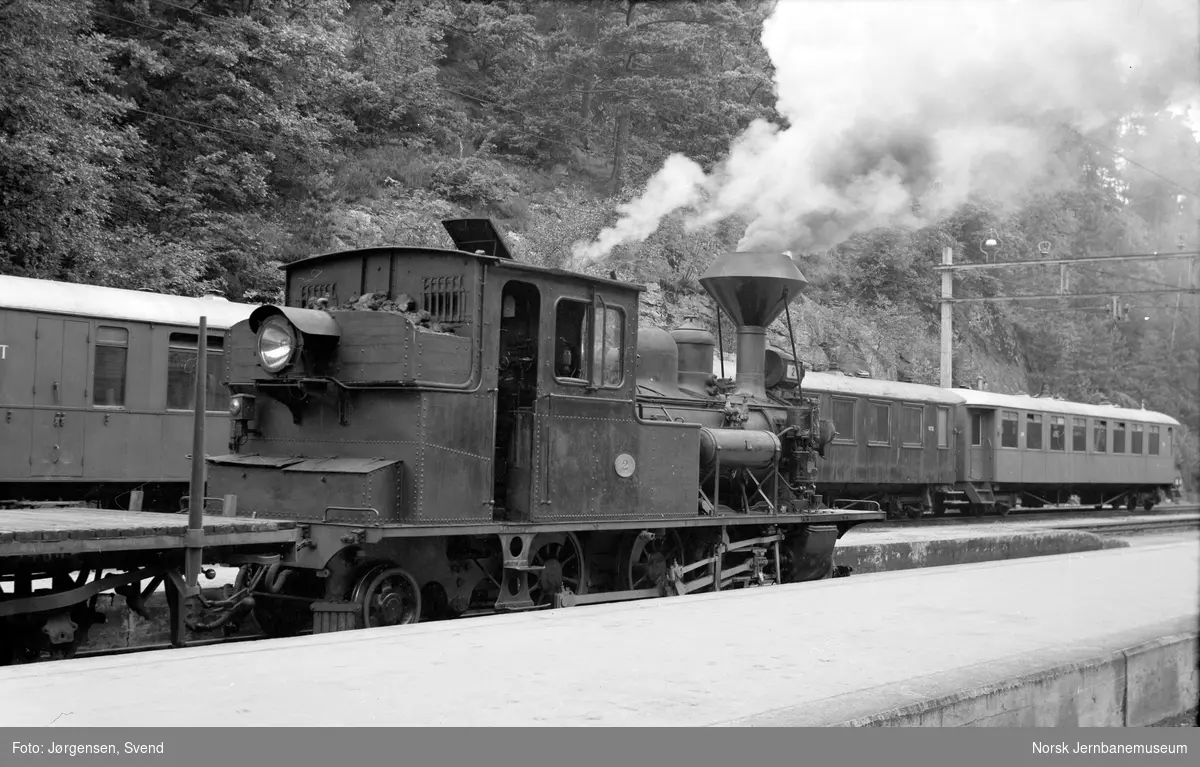 Damplokomotiv nr. 2 foran godstog 5661 på Grovane stasjon