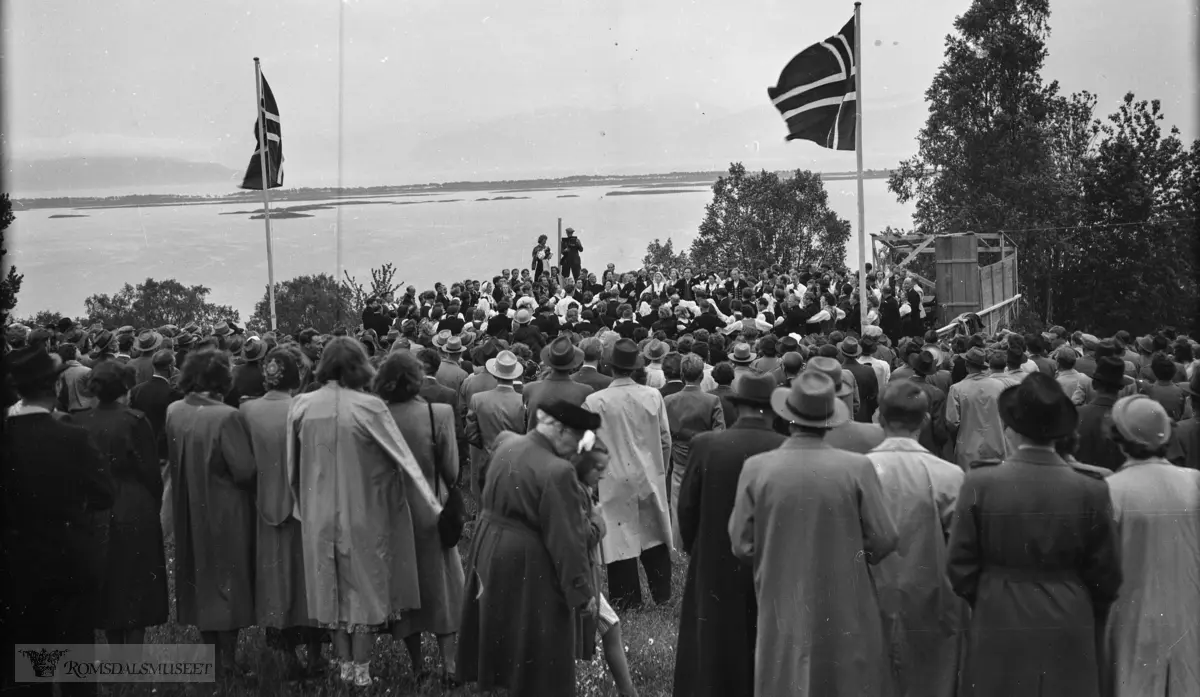 "Ungdomsstevnet i 1951"..Talere var Einar Gerhardsen og Kristian Bakke.