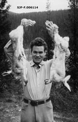 «Høstjakt Espedalen Oktober 1949.  Knut knep 1 hare på Ongsj