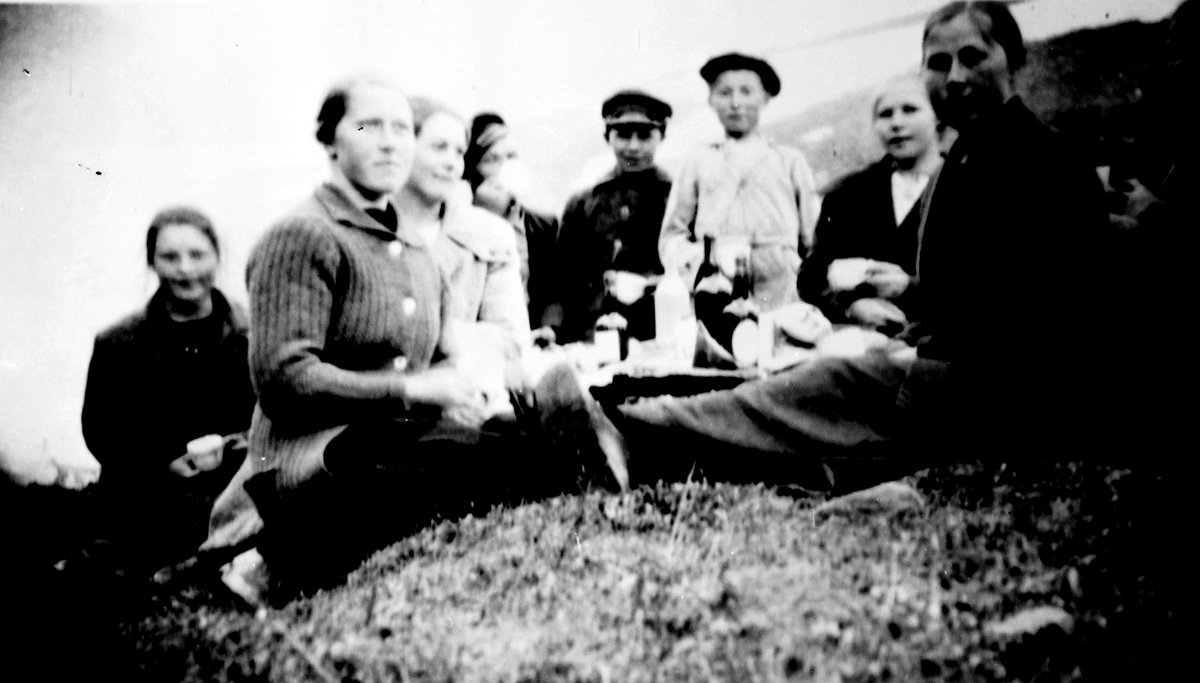 Folk fra Manndalen på utflukt. Fra venstre: Sara Lien, Anna Knutsen ...