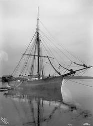 Gjøa (b. 1872, Rosendal), før avreise i 1903.