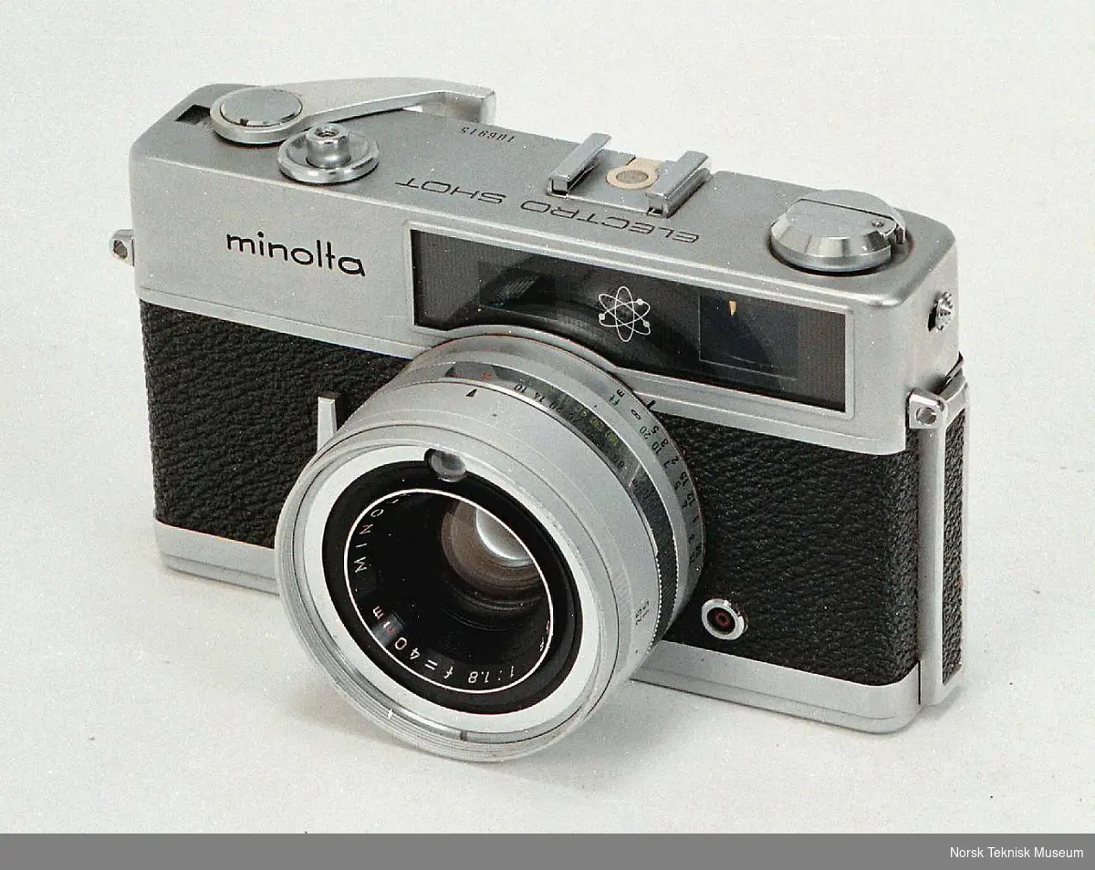 35 mm kamera med elektronisk lukker
Objektiv: 1:2,8 f=40mm
