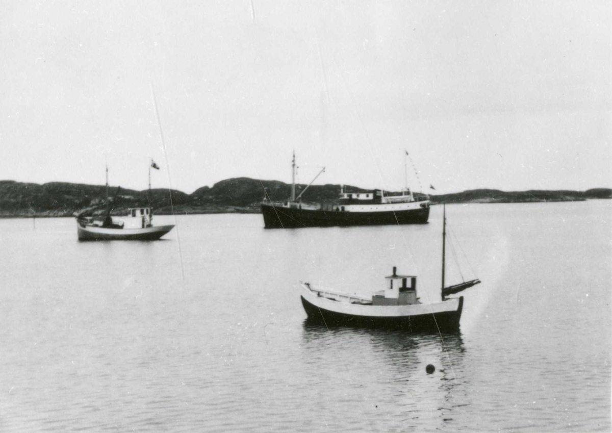 M/S Alsten (b.1950, Gravdals Skibsbyggeri, Sunde i Sunnhordland) og to fiskeskøyter