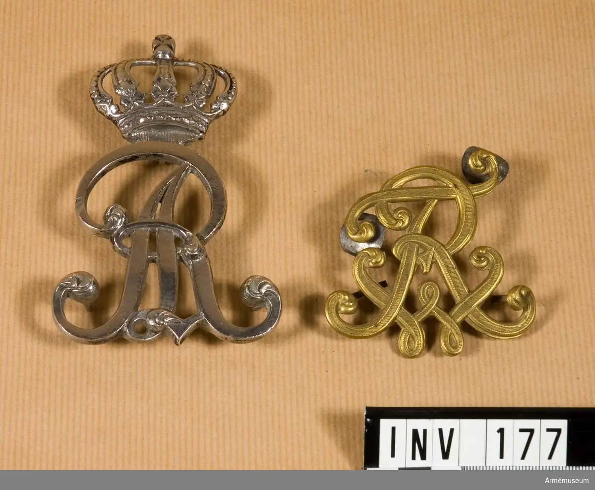 Monogram av silver för valtrapp (eller möjligen sabeltaska) för officer. A R under sluten krona.