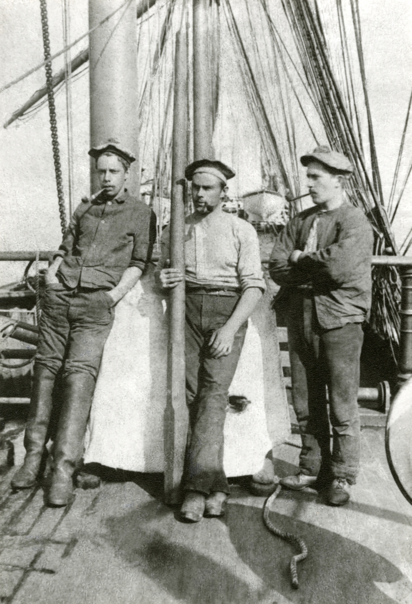 Tre sjømenn ombord i bark 'Skomvær' av Porsgrunn. Fra venstre: Lettmatros Jonas Folkum, Carl Amundsen og Hans Jørgensen.