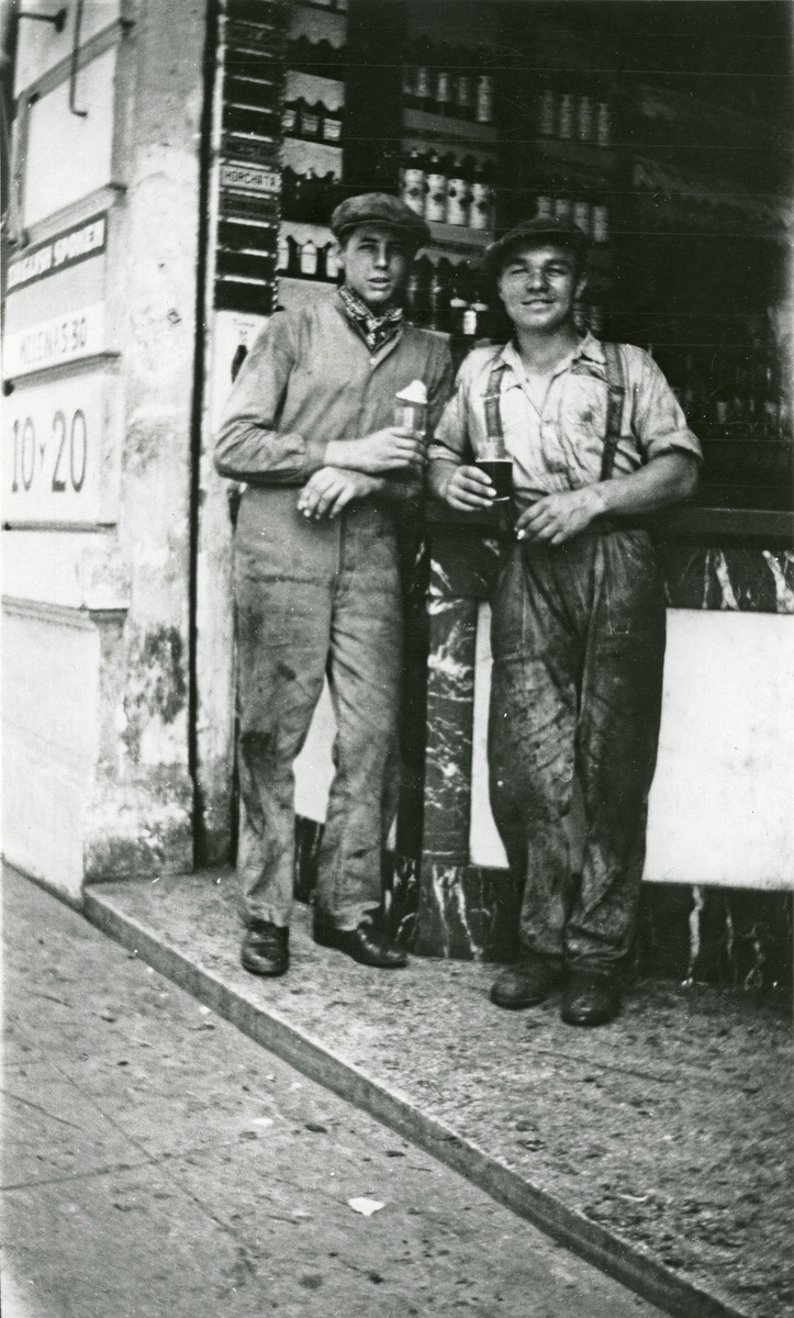 To menn drikker øl i Havana. Apprentice Stensby (t. v.) og lettmatros Øistein Egelund fra M/S 'Tampa' i land i Havana.