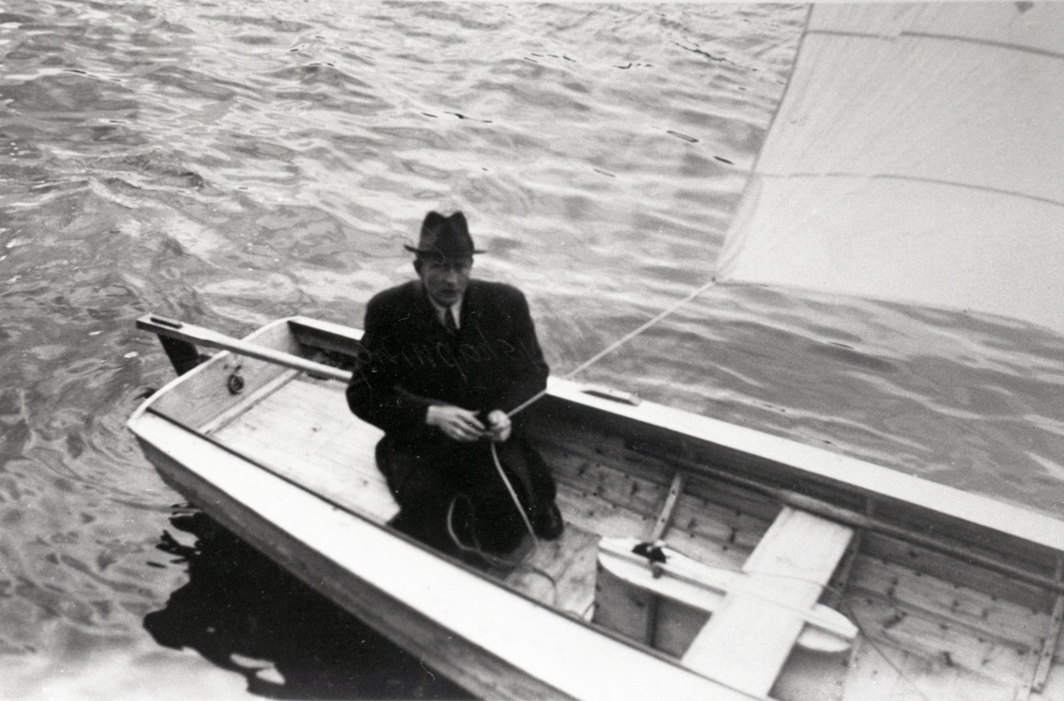 Konstruktøren Erling Kristofersen i Oslojolle. Presentasjonsseilas i 1937