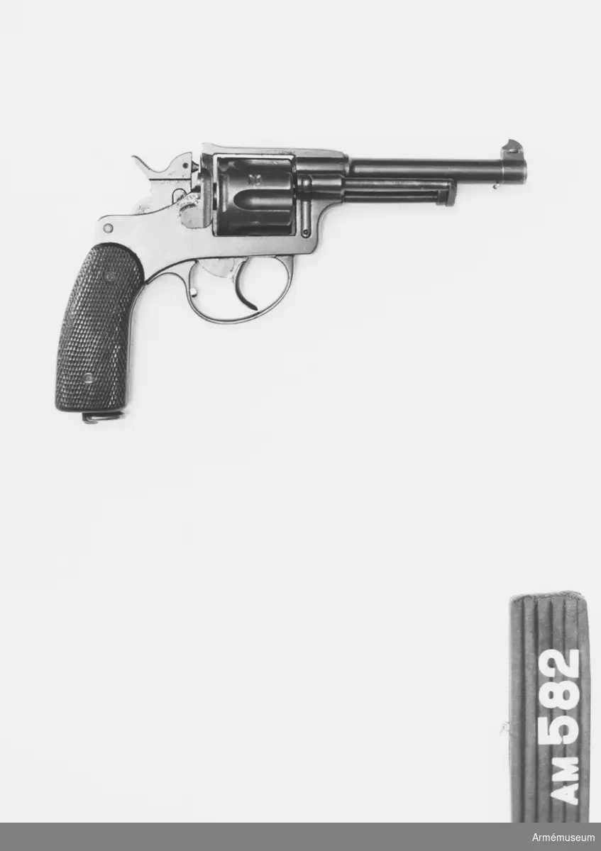 Samhörande nr är 511-599, 700-701 (582-584).
Revolver m/1882-1929, Schweiz.
Skiljer sig från ursprungsmodellen genom att pipan är rund, att kolvkapporna är av bakelit i stället för av trä och att alla delar är svärtade. Kaliber: 7,5 mm. Schweizisk gåva.
