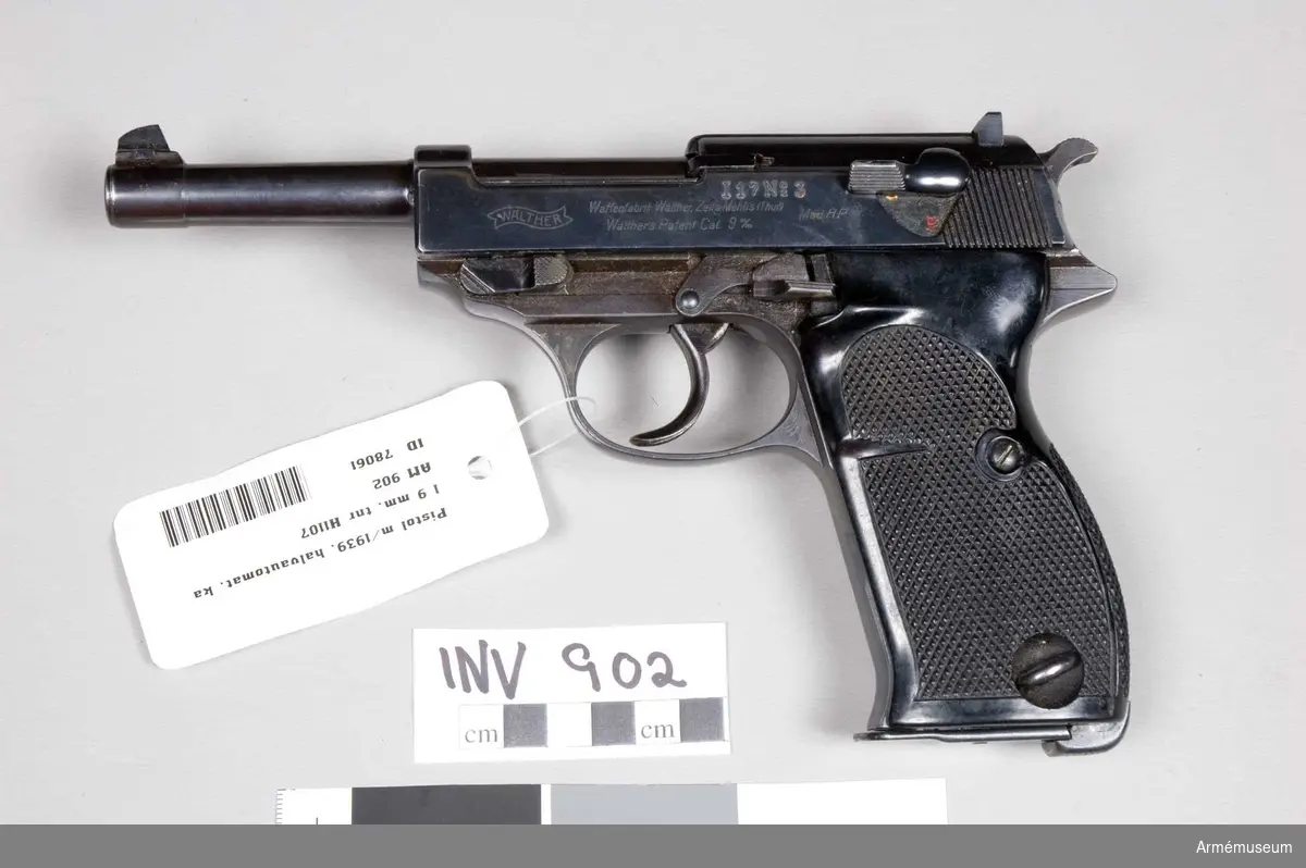 Halvautomatisk pistol m/1939. Parabellum. Tysk modell 1938 HP.
