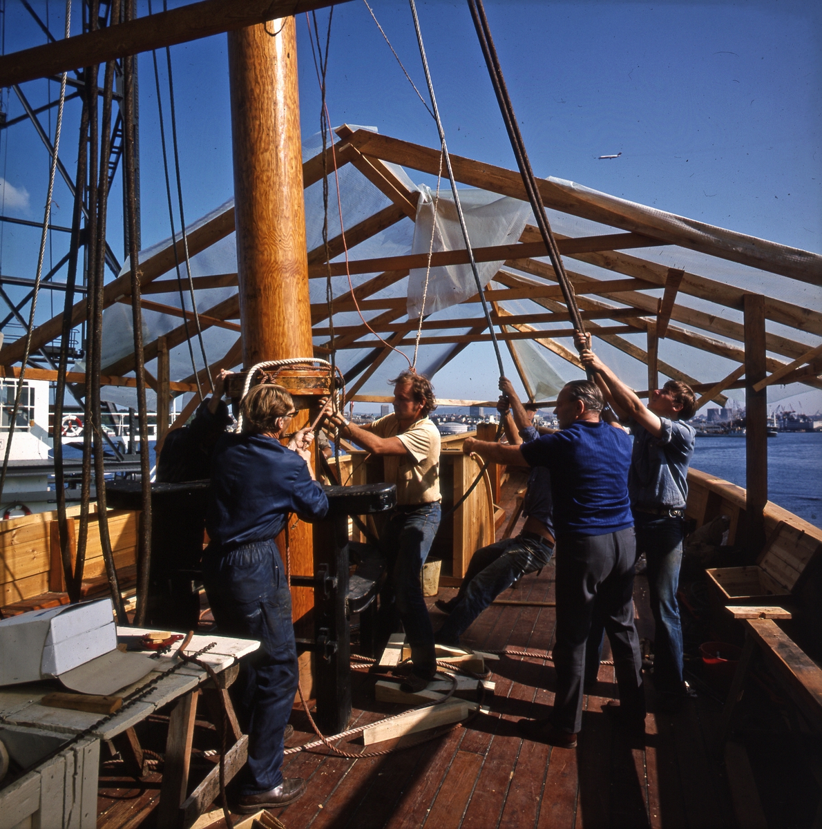Seks menn på dekk under restaureringsarbeider på 'Gjøa' (b.1872) i 1973.