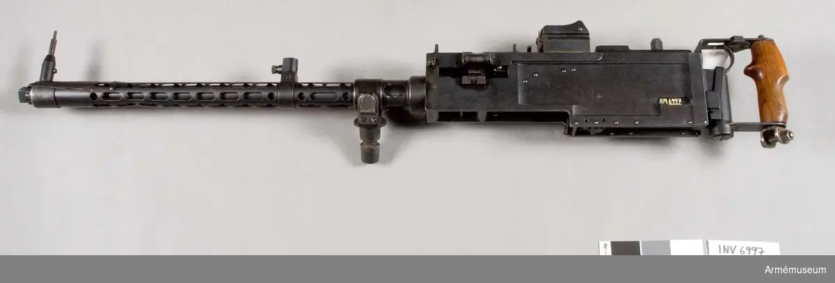 Rörlig kulspruta m/1922-37 till flygplan av system Colt. Kaliber 7.92 mm. Tillverkningsnr 2765. Märkt SS. Locket har fäste för sadelmagasin. Riktmedel ej komplett.