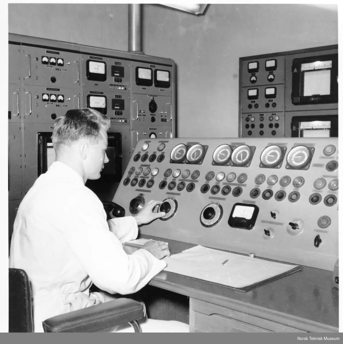 Atomreaktoren JEEP I. P. Pettersen ved kontrollpulten.