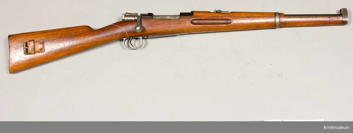 Karbin m/1894, system Mauser.
Märkt Waffenfbk Mauser Oberndorf A/N. Ramsikte och korn.  Gevärsrem saknas.  Magasinsbotten utbytt, märkt med en krona 013.  Största skottvidd 4000 m.