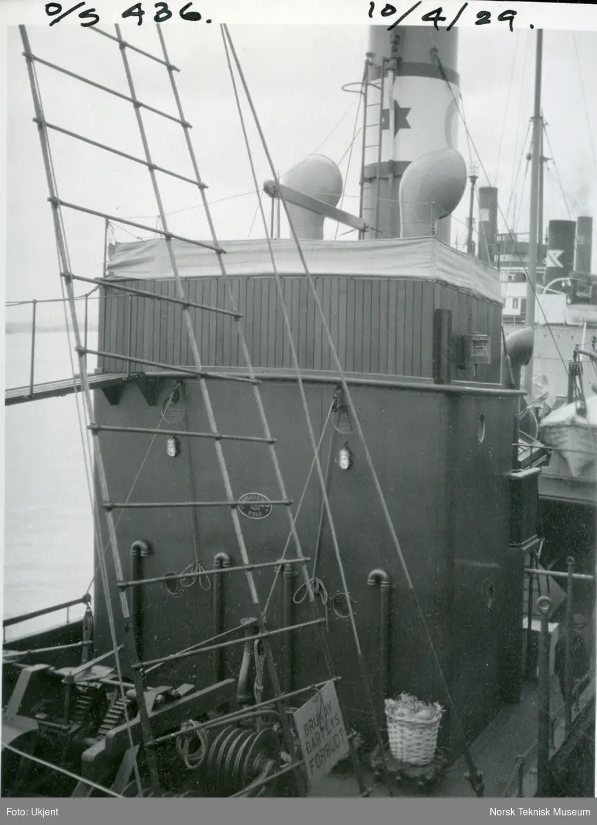 Dekket på hvalfangstskipet D/S Thordr, B/N 436 under prøvetur i Oslofjorden 10. april 1929. Skipet ble levert av Akers mek. Verksted i 1929 til Bryde & Dahl, Sandefjord.