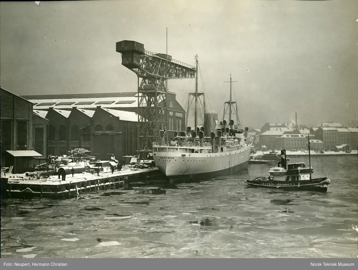 Fruktbåten M/S Bajamar, B/N 449 til kai ved Akers Mek. Verksted. Skipet ble levert av Akers mek. Verksted i 1930 til Fred. Olsen & Co, Oslo.