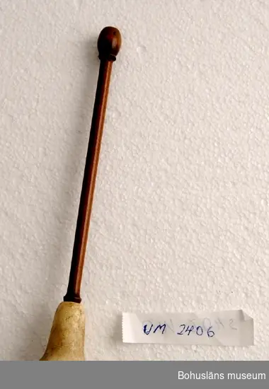 Cigarrmunstycke med hållare av sepiolit, s.k. sjöskum, ty. "meerschaum" från 1800-talet.

Ur handskrivna katalogen 1957-1958:
Cigarrmunstycke
L. 17. Trä och horn. Föremålet helt.

Lappkatalog: 95