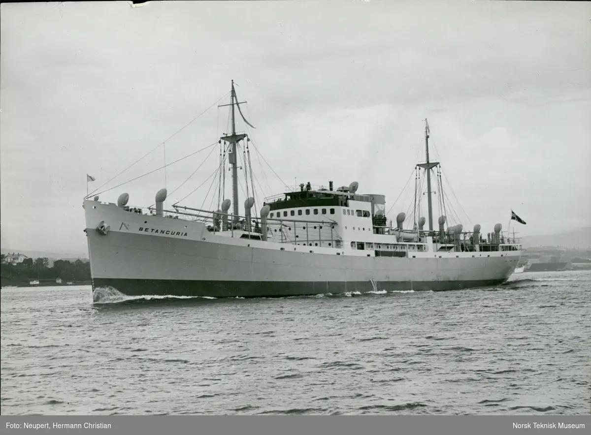 Eksteriør, fruktbåten M/S Betancuria, B/N 462. Skipet ble levert av Akers mek. Verksted i 1933 til Fred. Olsen & Co, Oslo.