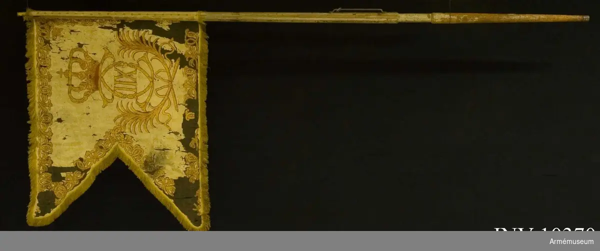 Grupp B I.
Duk med krönt Karl XII:s spegelmonogram med palmkvistar under. Bredd 116 och 76 cm.