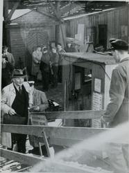 Gjester på vei ombord på passasjer- og lasteskipet M/S Braem