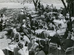 Hageselskap etter stabelavløpning av tankeren M/S Velma, B/N