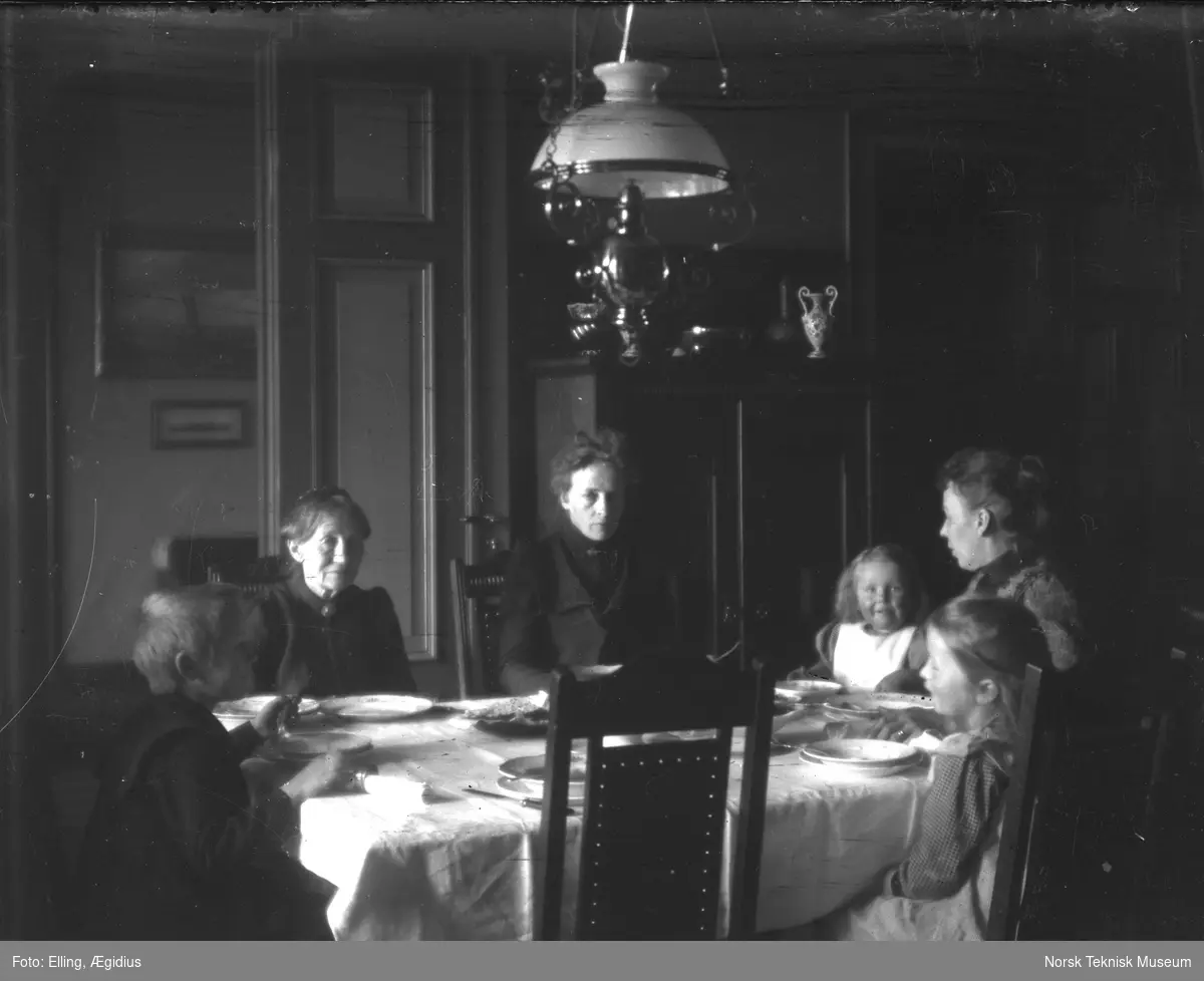 Ægidius Ellings familie benket rundt spisebordet