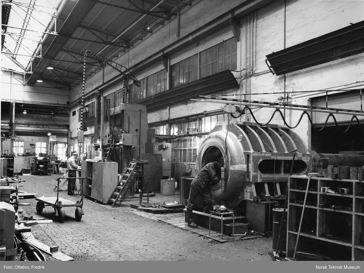 Maskinverkstedet ved Myrens verksted den siste arbeidsdagen før nedleggelsen 25.03. 1988. Nærmest et hus for mator. Kik til cellulosekoker 
