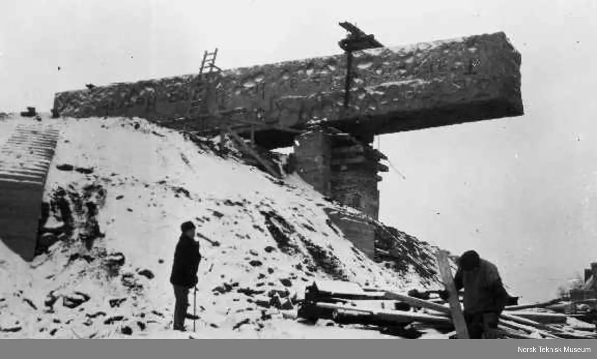 Monolittsteinen ligger klar til oppheising i Frognerparken vinteren 1927-28. Heiseanordningen er ennå ikke montert.