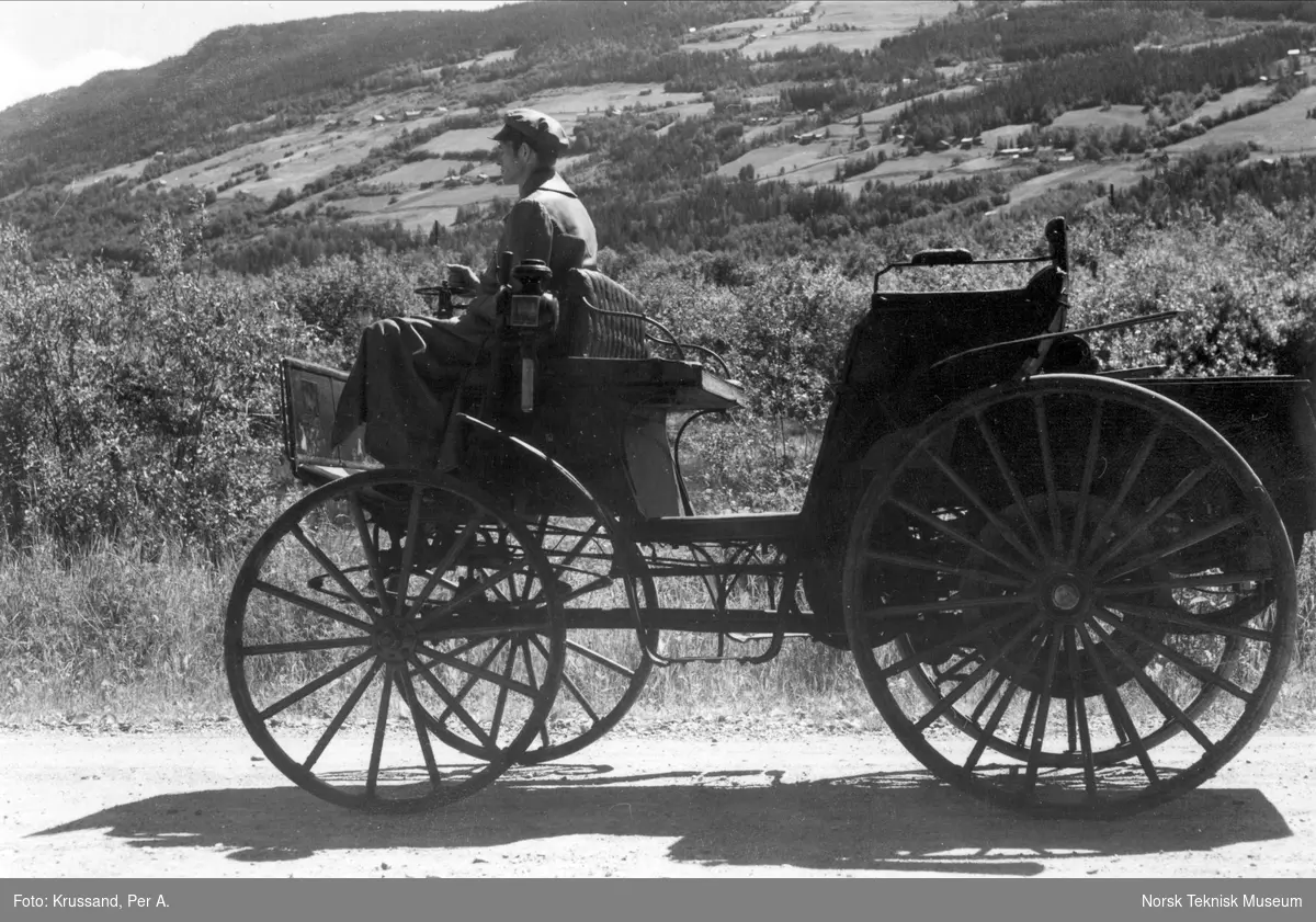 Benz 1895 : Norges eldste bil fotografert ved Forr i Ringebu, 1. juli 1971. Ved rattet direktør Torleif Lindtveit (NTM 7)