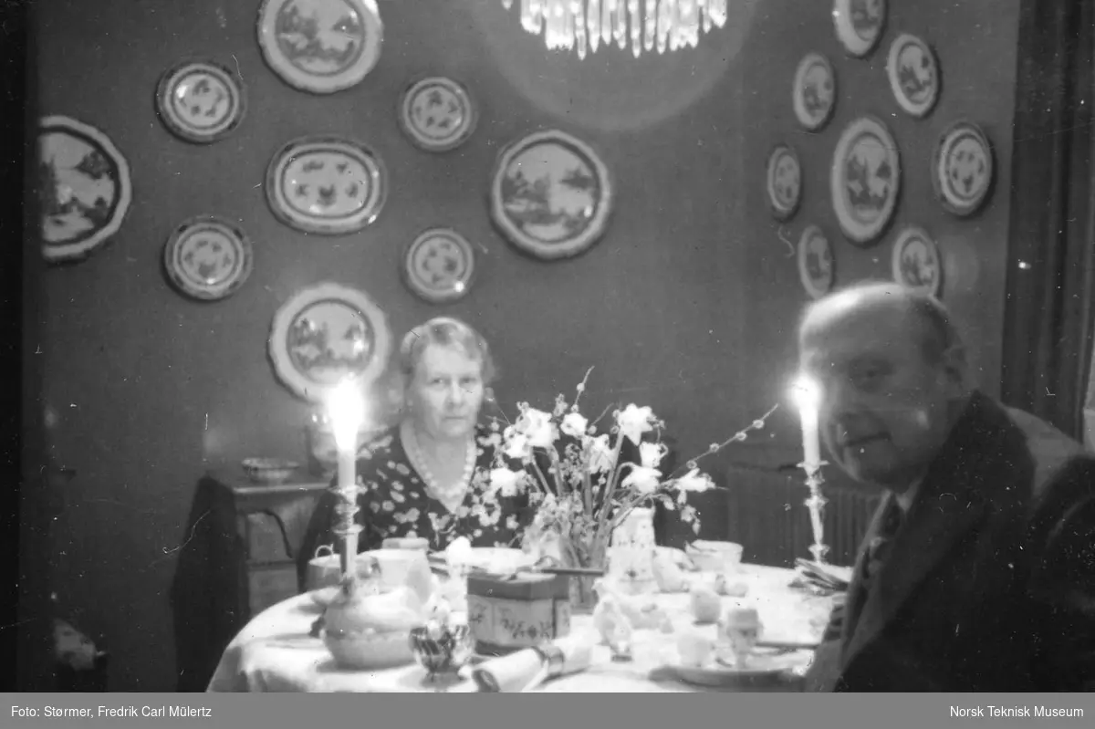 Ada og Carl Størmer i spisestuen i N.H. Abels vei, 1937.
