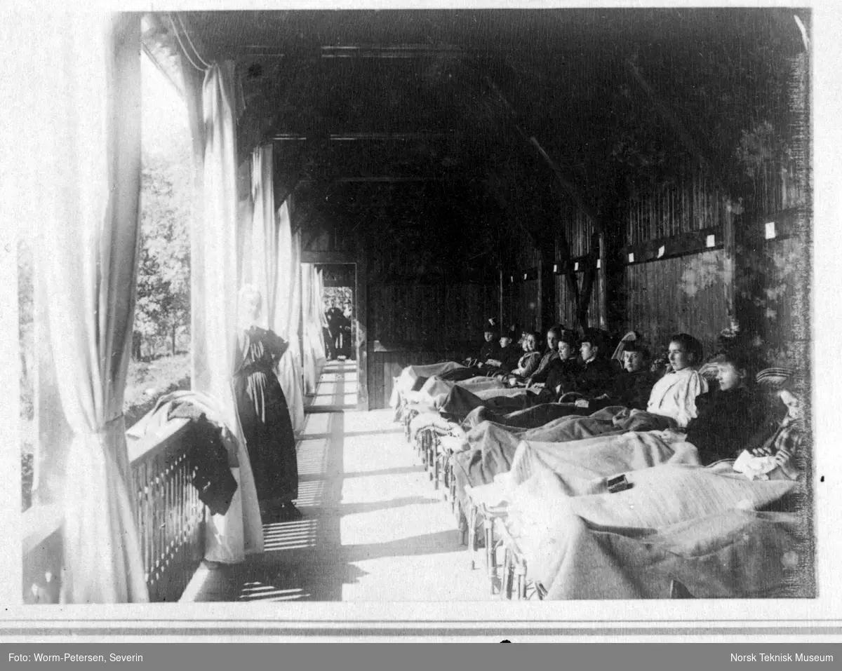 Kvinnlige pasienter på veranda (trolig sanatorium)