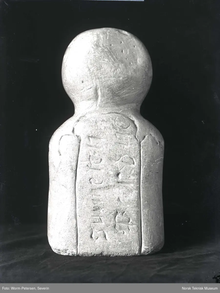 Samisk gudsfigur av sten, bakside