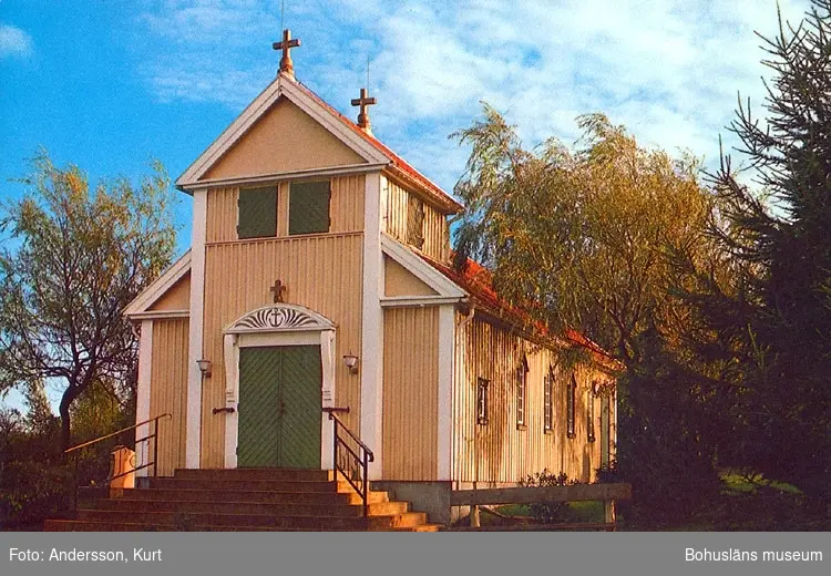 Tryckt text på bildens baksida: "Rödbo kyrka."
"Foto: Kurt Andersson".