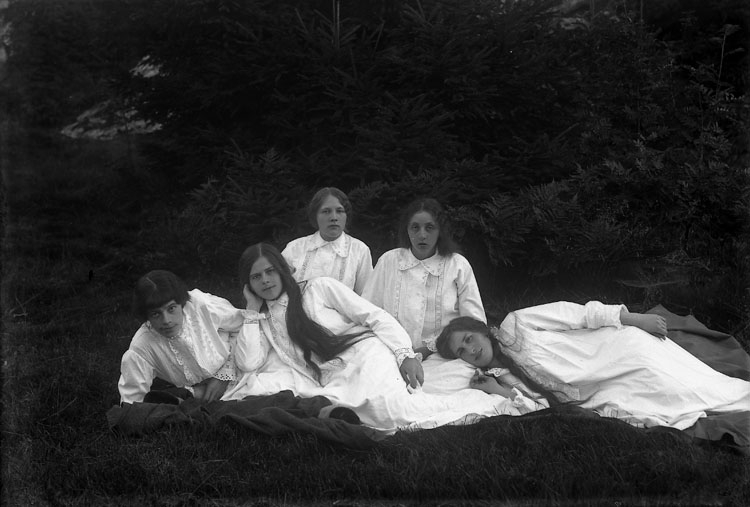 Fem unga kvinnor från Ramdalen på gökotta